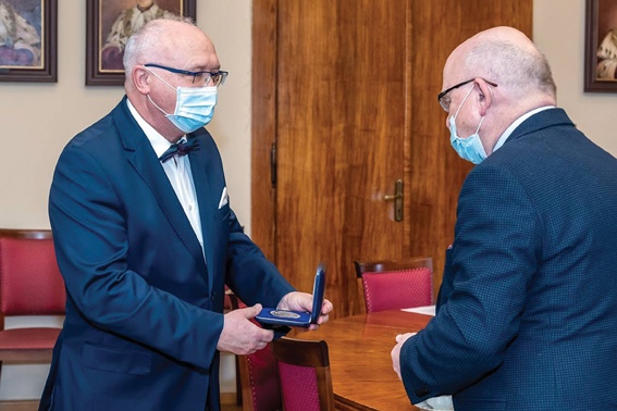 Prof. Krzysztof Simon uhonorowany Medal 75-lecia Misji Jana Karskiego